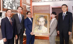 Thủ tướng tặng chân dung Chủ tịch Hồ Chí Minh cho khu di tích ở Vân Nam