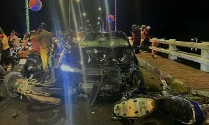 Ôtô tông liên hoàn 3 xe máy, một người văng xuống sông