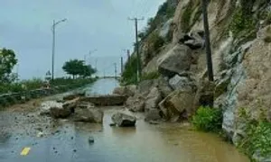Đá lở rơi xuống đường ven biển Ninh Thuận