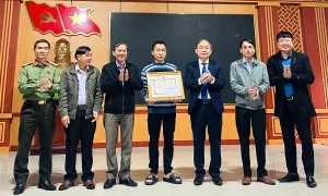 Khen thưởng người cứu ba nữ sinh đuối nước
