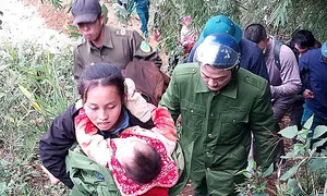 Hơn 100 người xuyên đêm cứu bé hai tuổi bị lạc
