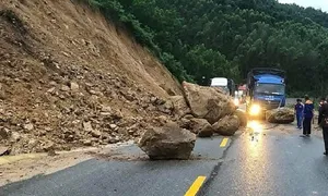 Đá lớn rơi xuống đường đèo An Khê
