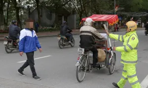 Người đi bộ vượt đèn đỏ bị phạt đến 250.000 đồng Người đi bộ vượt đèn đỏ bị phạt đến 250.000 đồng