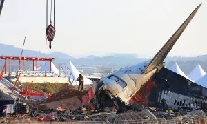 Hàn Quốc cẩu đuôi máy bay Jeju Air tìm thi thể nạn nhân