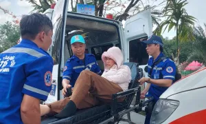 Hàng trăm người bị say nắng khi chờ chiêm bái xá lợi Đức Phật Hàng trăm người bị say nắng khi chờ chiêm bái xá lợi Đức Phật
