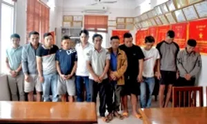 8 con bạc khống chế chủ sòng để đòi lại tiền thua 8 con bạc khống chế chủ sòng để đòi lại tiền thua