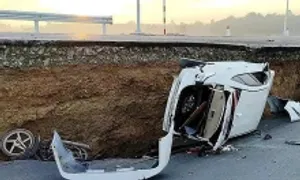 Đường mới khánh thành sụt lún 'nuốt' ôtô, xe máy Đường mới khánh thành sụt lún 'nuốt' ôtô, xe máy