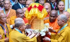 Hàng nghìn người nghênh đón xá lợi Đức Phật trên đường phố Thủ đô Hàng nghìn người nghênh đón xá lợi Đức Phật trên đường phố Thủ đô