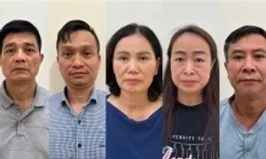 Vì sao nguyên Cục trưởng và 4 cán bộ an toàn thực phẩm Bộ Y tế bị khởi tố? Vì sao nguyên Cục trưởng và 4 cán bộ an toàn thực phẩm Bộ Y tế bị khởi tố?