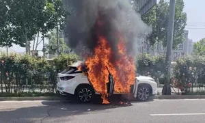 Taxi tự lái bốc cháy khi đang chạy thử Taxi tự lái bốc cháy khi đang chạy thử