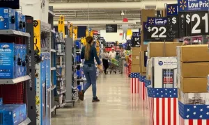 Ông Trump khuyên Walmart 'tự chịu thuế nhập khẩu' Ông Trump khuyên Walmart 'tự chịu thuế nhập khẩu'