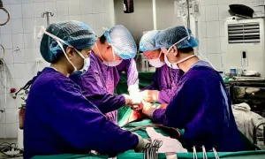 Người phụ nữ bị xe rác đè trọng thương Người phụ nữ bị xe rác đè trọng thương