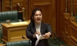 Nghị sĩ bị đình chỉ công tác vì nhảy haka giữa Hạ viện New Zealand Nghị sĩ bị đình chỉ công tác vì nhảy haka giữa Hạ viện New Zealand
