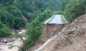 Quốc lộ 16 đứt gãy sau mưa lũ Quốc lộ 16 đứt gãy sau mưa lũ