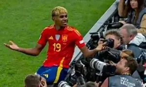 Yamal lại bắt chước kiểu mừng bàn thắng của Ronaldo Yamal lại bắt chước kiểu mừng bàn thắng của Ronaldo