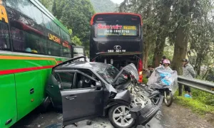 Ôtô 4 chỗ bẹp dúm sau va chạm liên hoàn với xe khách Ôtô 4 chỗ bẹp dúm sau va chạm liên hoàn với xe khách