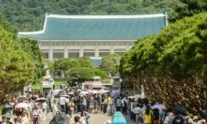 Người Hàn đổ xô tham quan Nhà Xanh trước khi tân Tổng thống chuyển vào Người Hàn đổ xô tham quan Nhà Xanh trước khi tân Tổng thống chuyển vào