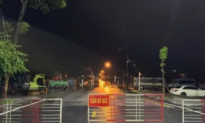Nước lũ tràn về TP Huế giữa mùa hè Nước lũ tràn về TP Huế giữa mùa hè