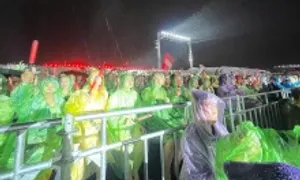 Khán giả dầm mưa xem 'Anh trai vượt ngàn chông gai' Khán giả dầm mưa xem 'Anh trai vượt ngàn chông gai'