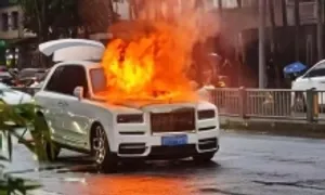 Siêu SUV Rolls-Royce Cullinan bốc cháy giữa đường Siêu SUV Rolls-Royce Cullinan bốc cháy giữa đường