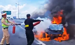 Ôtô cháy trơ khung trên cao tốc Trung Lương