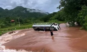 Mưa lũ chia cắt xã biên giới Nghệ An, nhiều hộ dân phải di dời