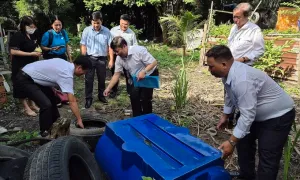 Sốt xuất huyết rình rập từ ổ đọng nước quanh nhà Sốt xuất huyết rình rập từ ổ đọng nước quanh nhà