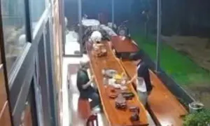 Hai đường đạn từ xa bắn chết người đang ở nhà Hai đường đạn từ xa bắn chết người đang ở nhà