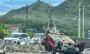 Ôtô nổ lốp lao vào xe đầu kéo Ôtô nổ lốp lao vào xe đầu kéo