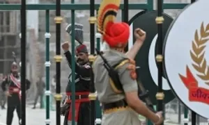 Màn so kè đá chân, đọ ria của lính biên phòng Ấn Độ - Pakistan Màn so kè đá chân, đọ ria của lính biên phòng Ấn Độ - Pakistan