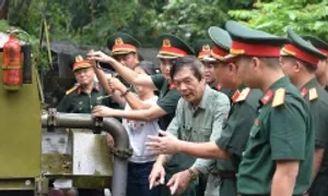 Tặng kỷ vật đường ống xăng dầu Trường Sơn cho gia đình đại tướng Võ Nguyên Giáp Tặng kỷ vật đường ống xăng dầu Trường Sơn cho gia đình đại tướng Võ Nguyên Giáp