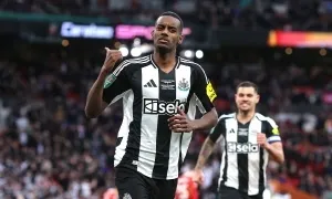 Isak nổi loạn ở Newcastle