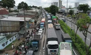 Cửa ngõ TP HCM ùn tắc 5 km sau tai nạn Cửa ngõ TP HCM ùn tắc 5 km sau tai nạn