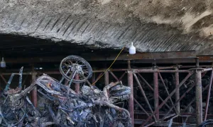 'Chống nạng' chân cầu Vĩnh Tuy sau vụ cháy bãi xe 'Chống nạng' chân cầu Vĩnh Tuy sau vụ cháy bãi xe